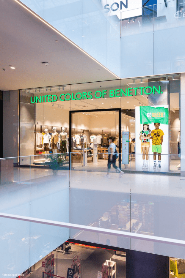 contract diagonal shopping centre benetton